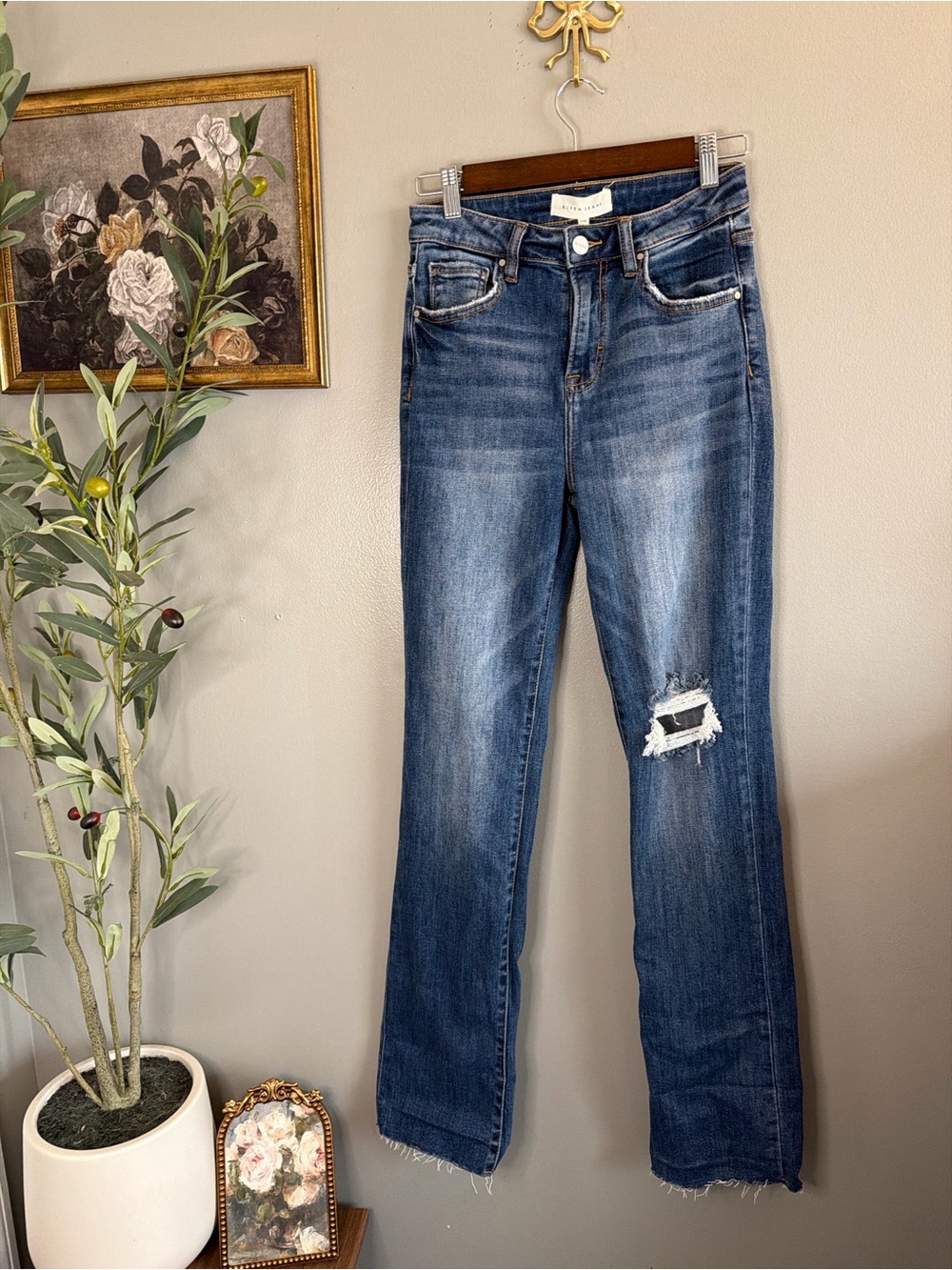 Risen Los Angeles Size 3/26 Distressed Bootcut Raw Hem Stretch Jeans Medium Wash - Picture 2 of 7